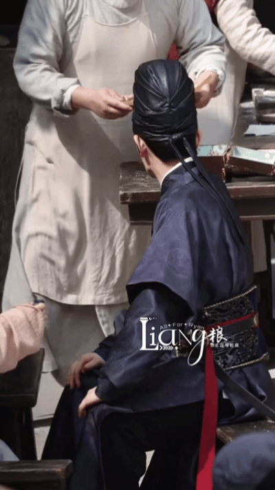 丁禹兮真的是一个纯粹的好人，他今天快跑去扶摔倒的小演员，然后评论区就有剧组群演爆
