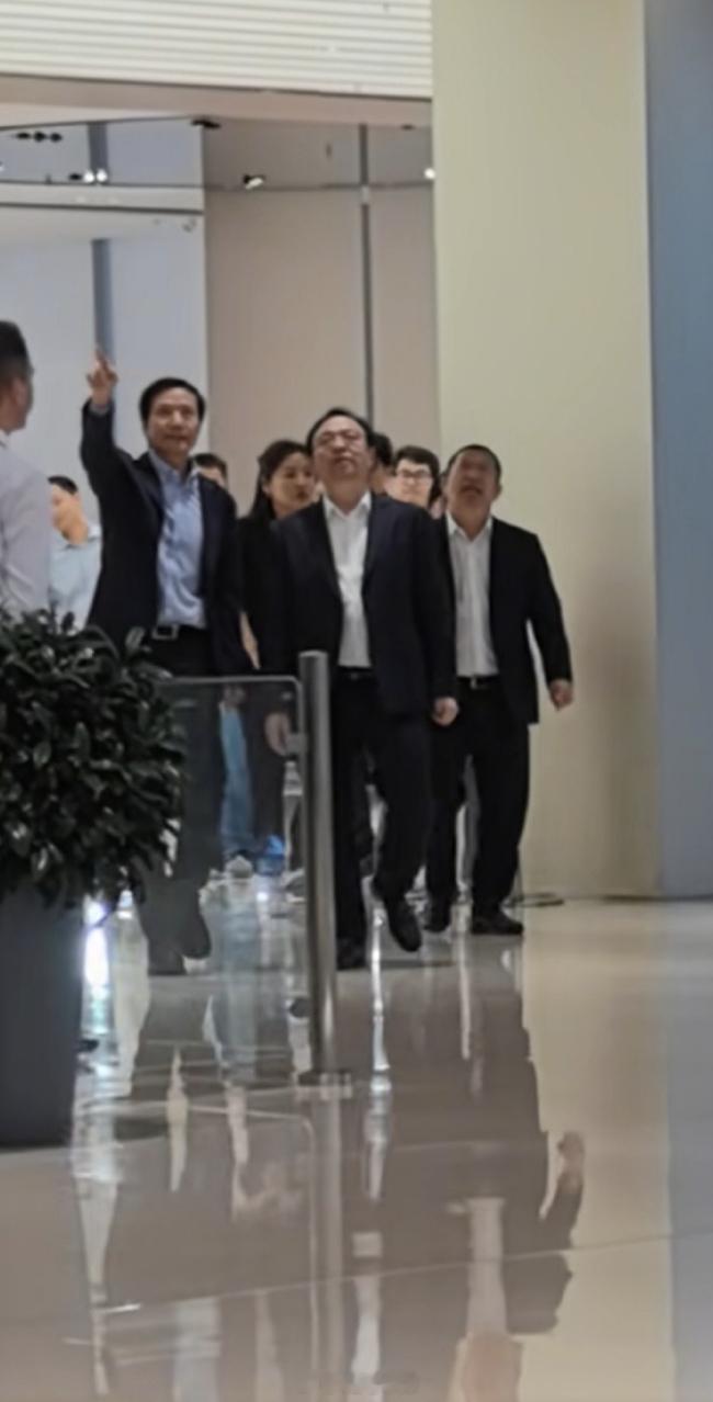 王传福现身小米汽车工厂雷军带王传福参观小米工厂这个消息已经让大家浮想联翩了 [笑