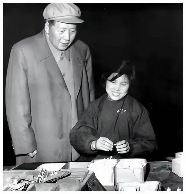 [月亮]1958年，毛主席到沈阳二一三机床电器厂视察，到达之后发现工人态度冷漠，