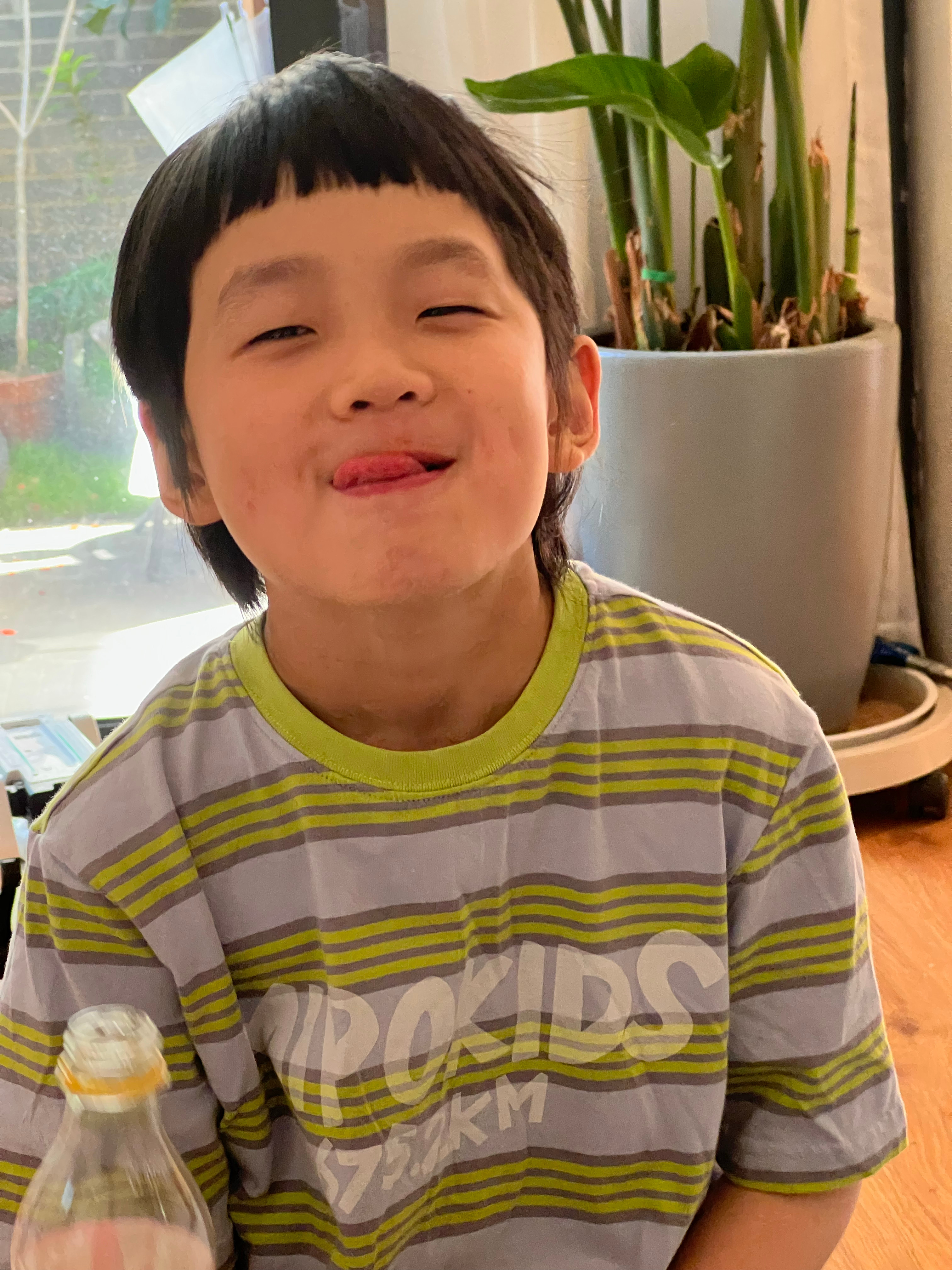 完了孩子越来越油了早上我笑了一下他说：笑什么笑？没见过长这么帅的吗？？？？？ 