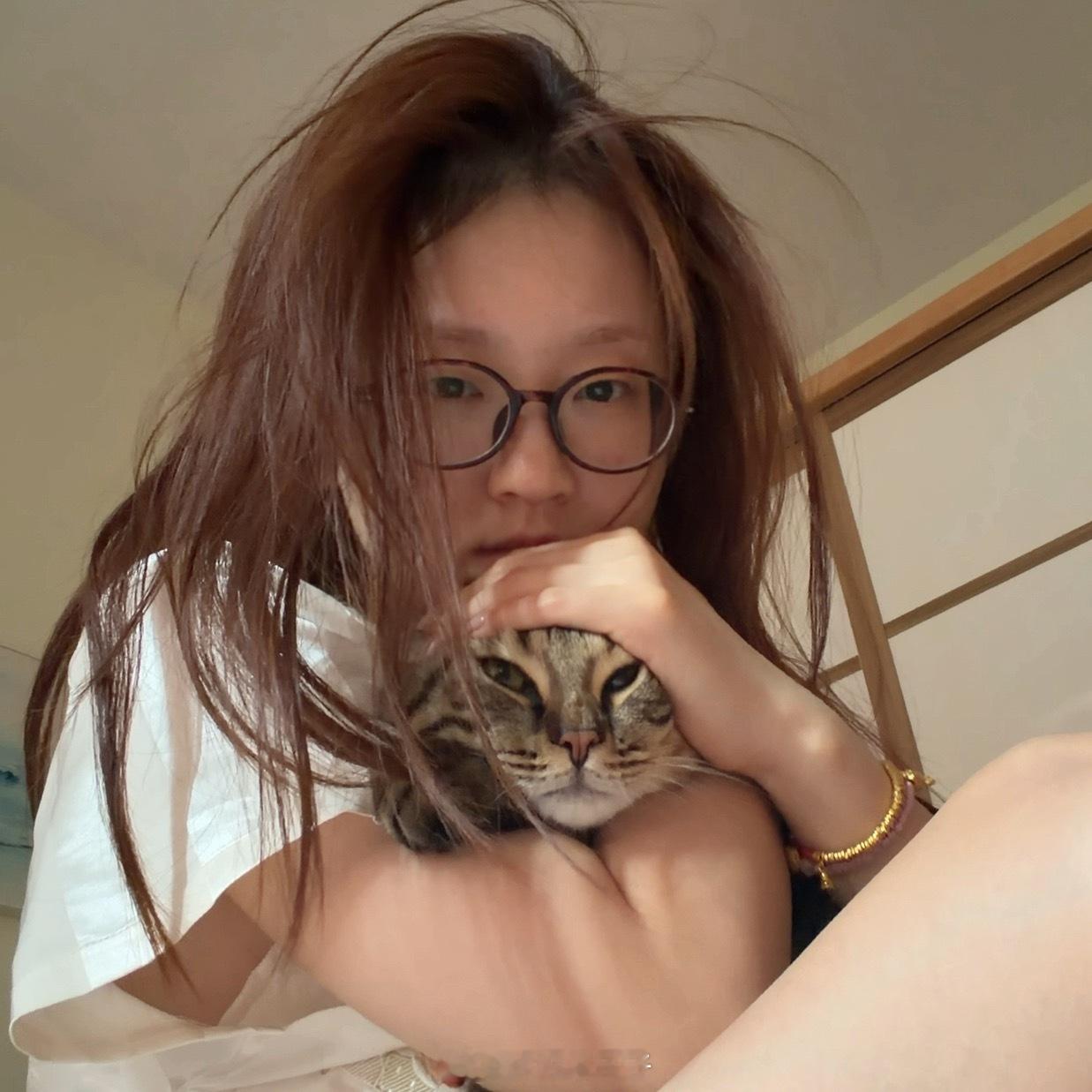 今晚可能发个图文照片、给你们看昨晚跳舞视频 感觉我的胳膊线条已经好明显了！！！但