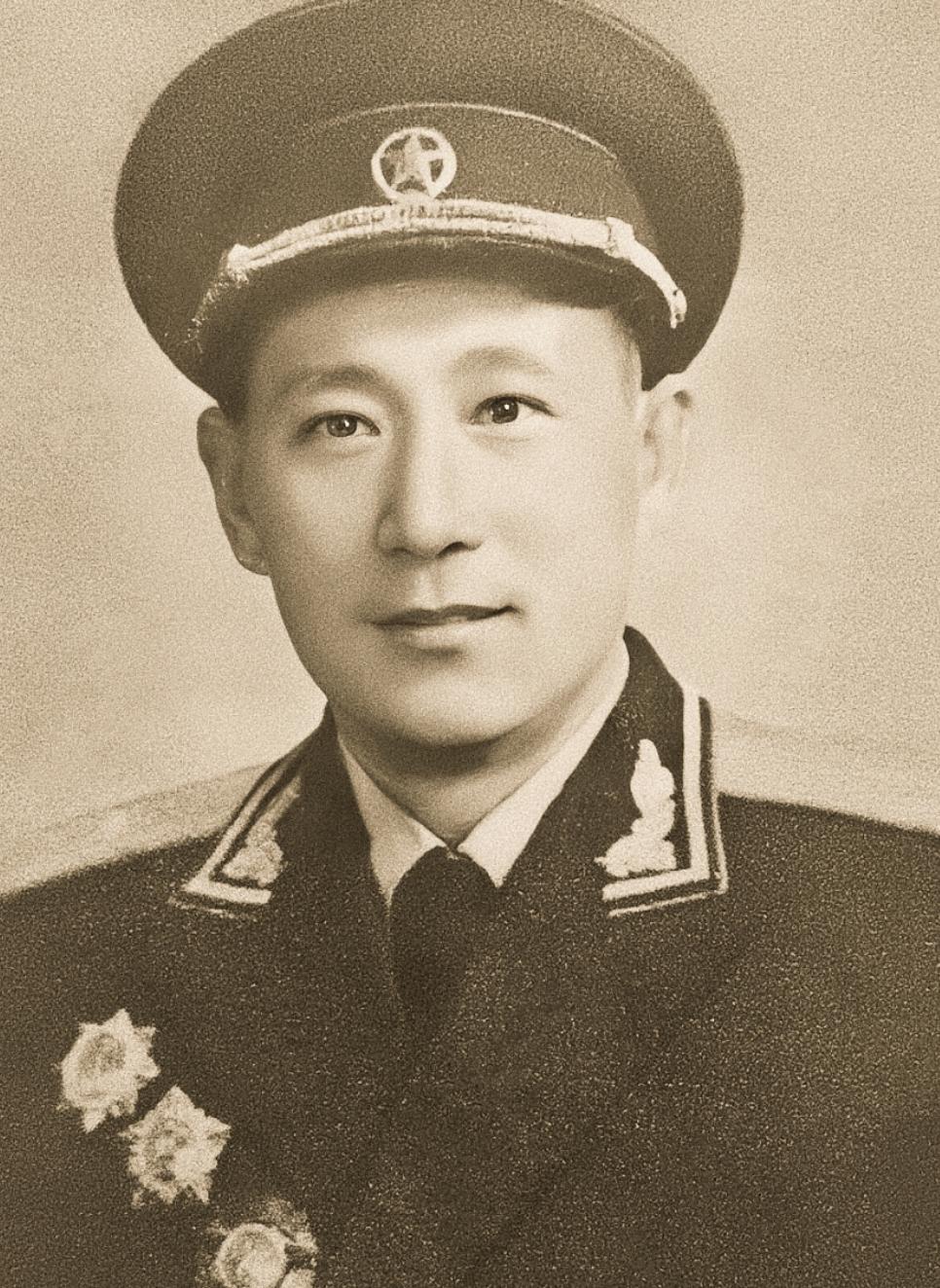 1940年，东北军一连长率部投奔八路军，十年后，他成为家喻户晓的“万岁军”将领。