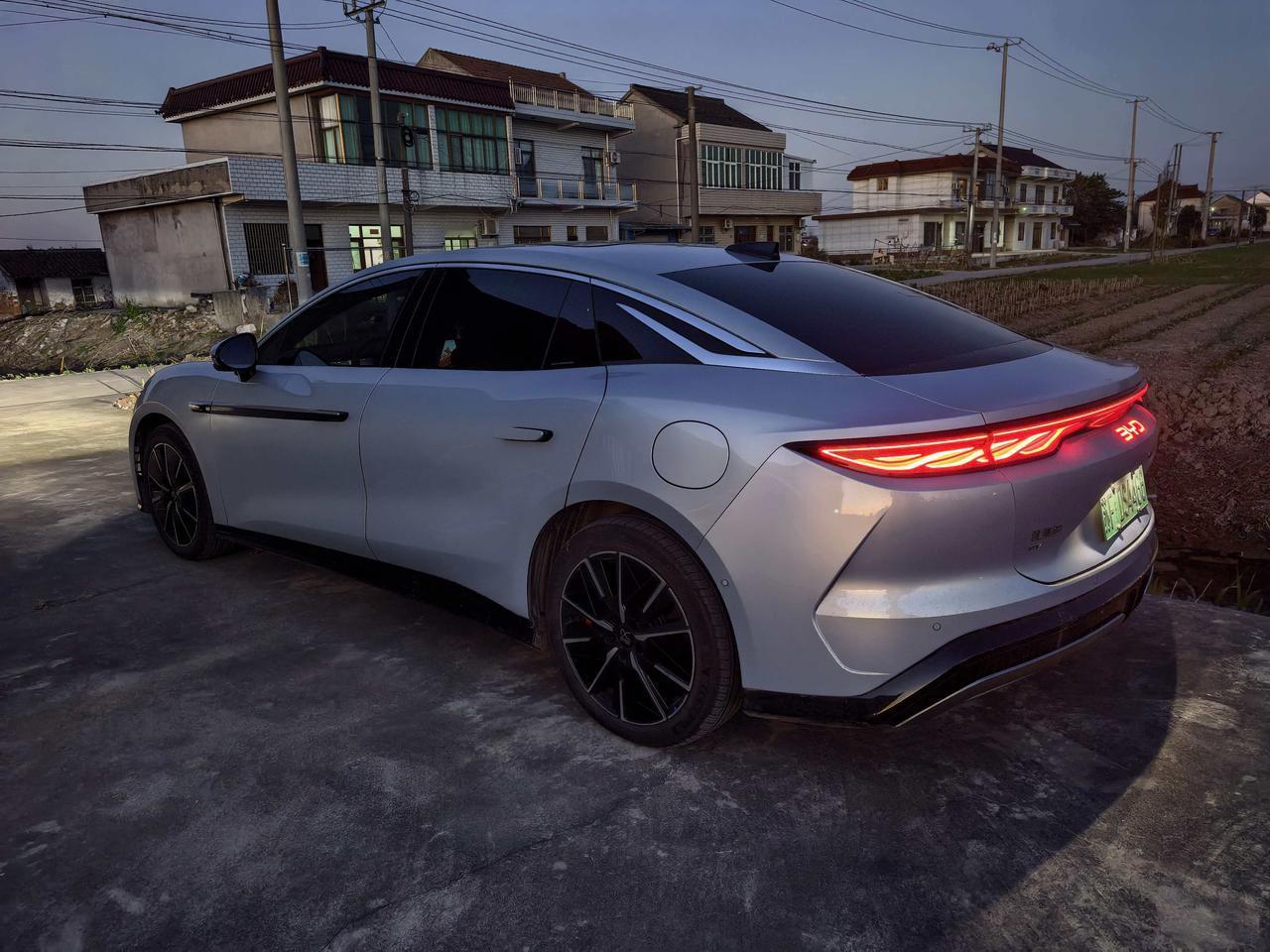 当初看车那阵，目标特别明确，必须得舒服，毕竟我每周至少跑两回高速，要是坐进去跟坐