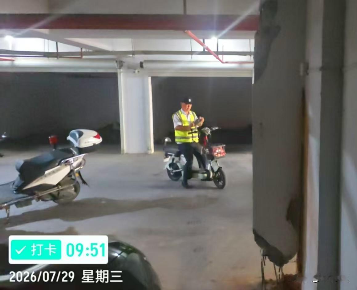 （原创）承重
小区近日出了大事，楼宇地下车库的承重柱被业主给砸了，还把里面的钢筋