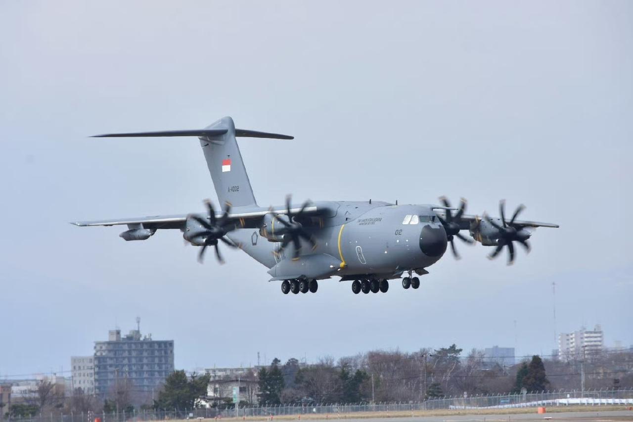 印尼空军订购的第二架A400M运输机A-4002回国途中经停日本函馆机场。

印