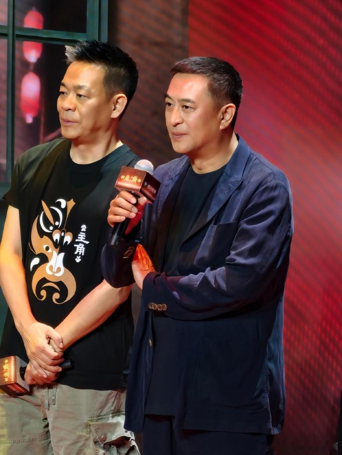 张嘉益秦海璐三搭终于谈上了 剧团鼓王遇上戏台台柱子，同住一个小院朝夕相处，日常拌