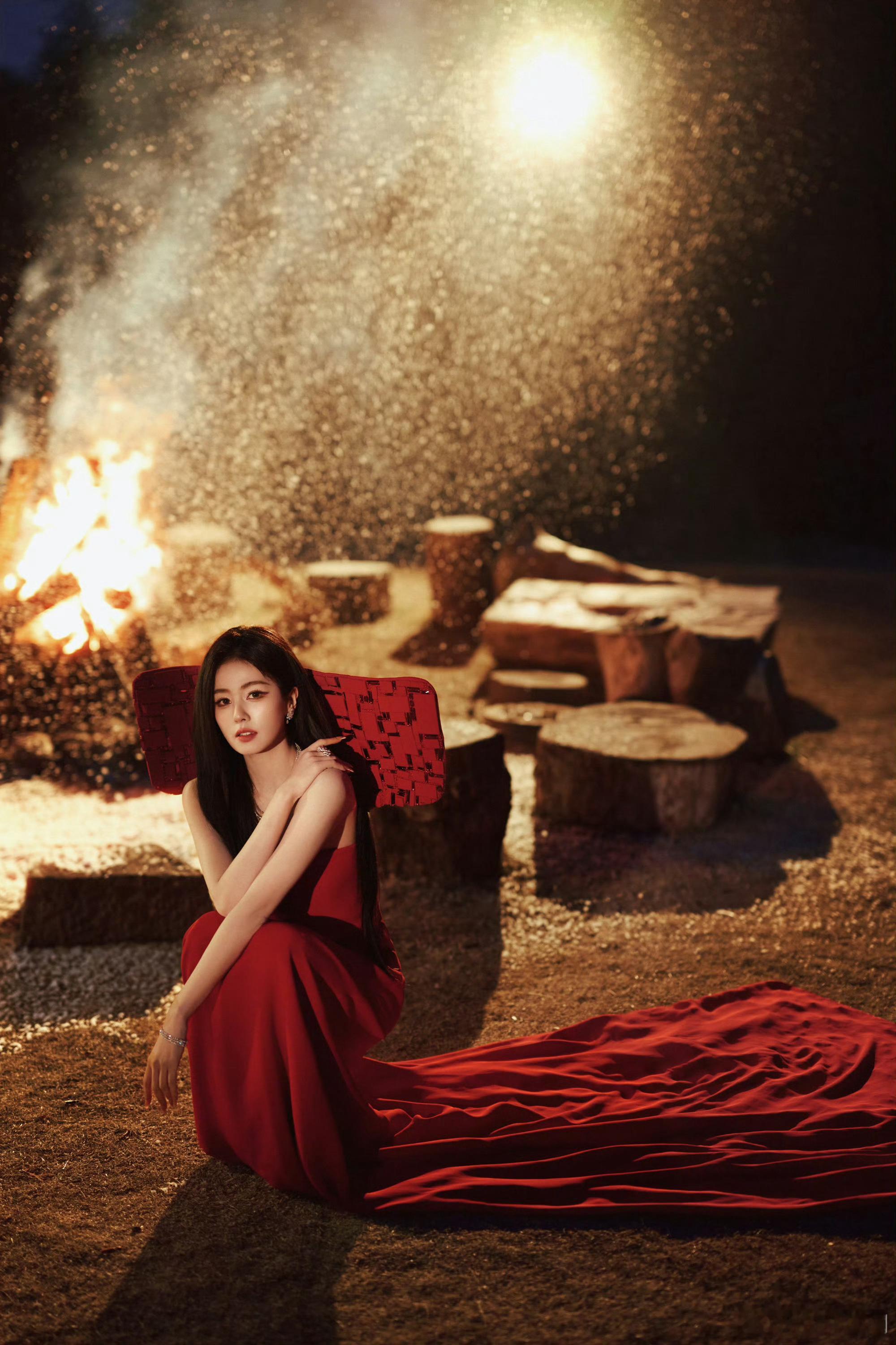 白鹿26年首套高定造型白鹿最新造型， 辞旧迎新，红妆贺岁！在璀璨烟火中开启全新篇