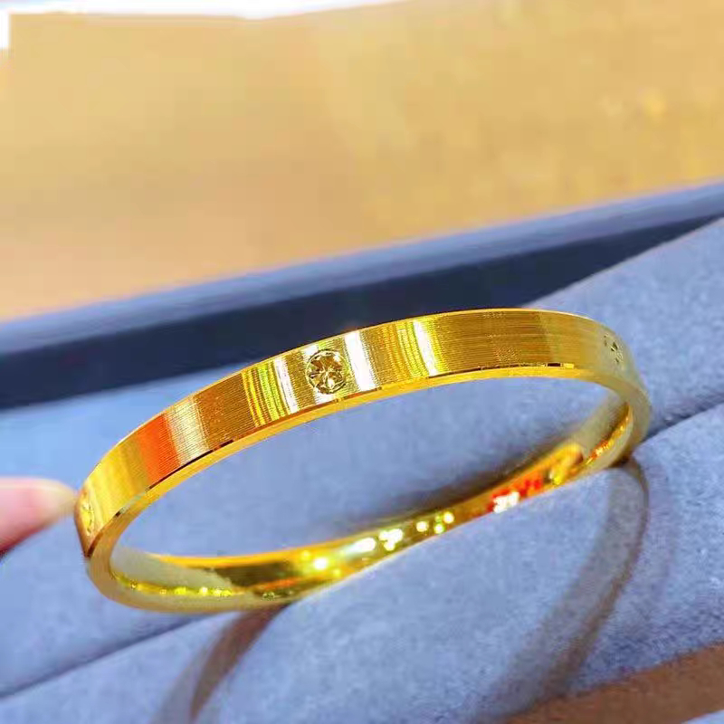 国际现货黄金破4240美元/盎司，国内金饰跟着连夜调价，最高1337元/克，央行