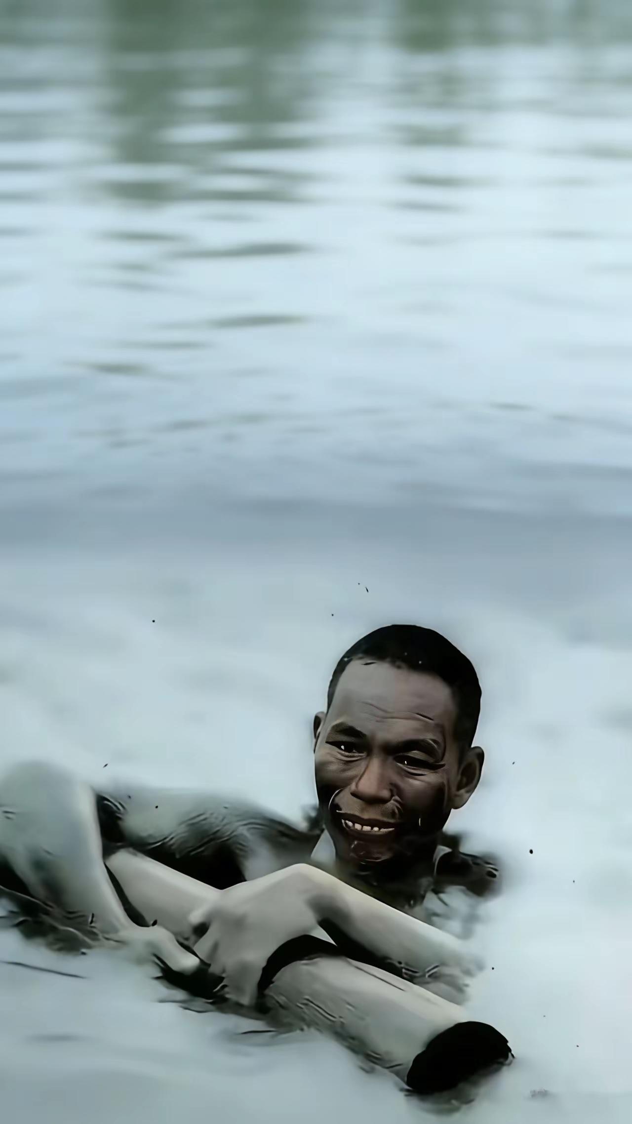 这就是我们中国人的血性。 
1937年，浙江嘉善。一名湖南籍的苗族侦察员，在执行