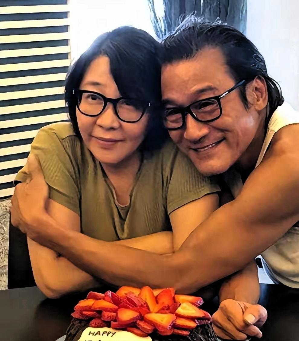 梁家辉26岁拿影帝，转眼被封杀，去铜锣湾摆地摊。之前围着转的人，街上撞见都绕道走