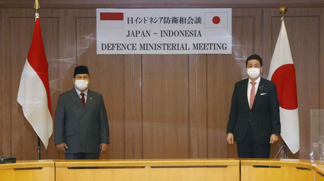 高市早苗这跪，直接跪碎了多少人的眼镜？

日本首相跑澳大利亚双膝下跪献花，卖力演