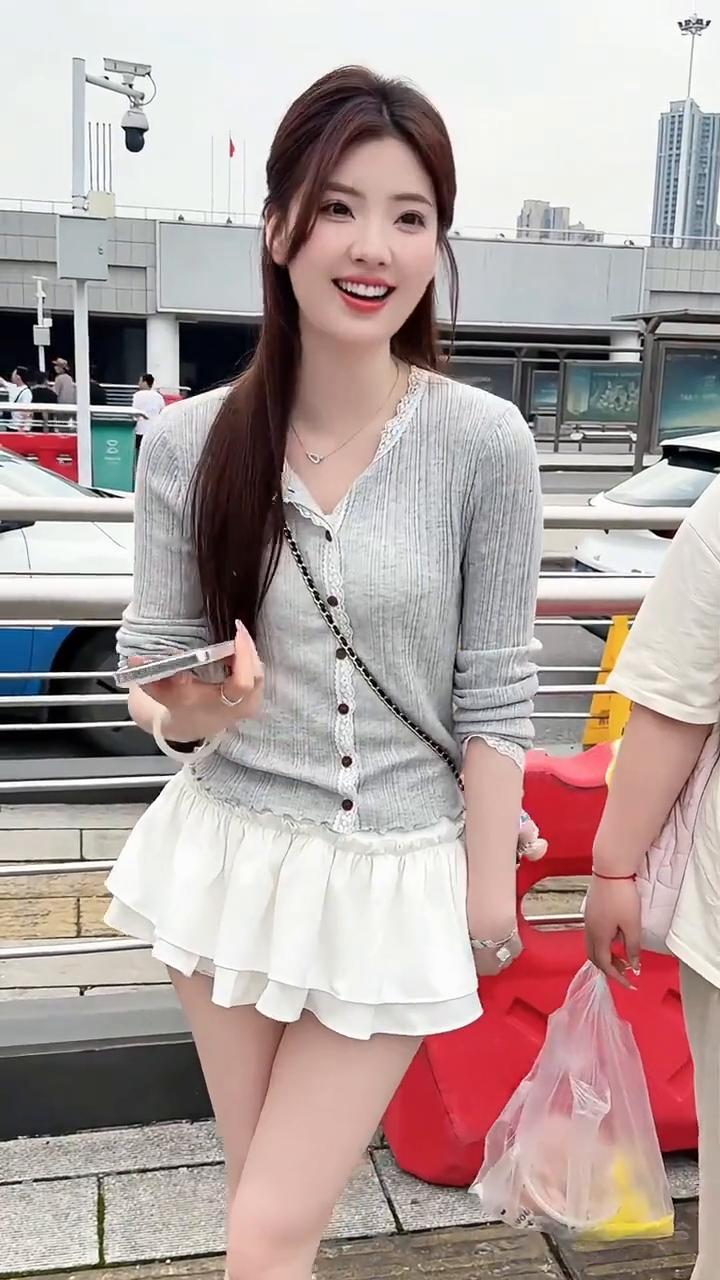 阿姨在拍。
我阿姨在拍。
先把拉走，把锡纸烫拉走，不要让它站c位，把它挤到角落里