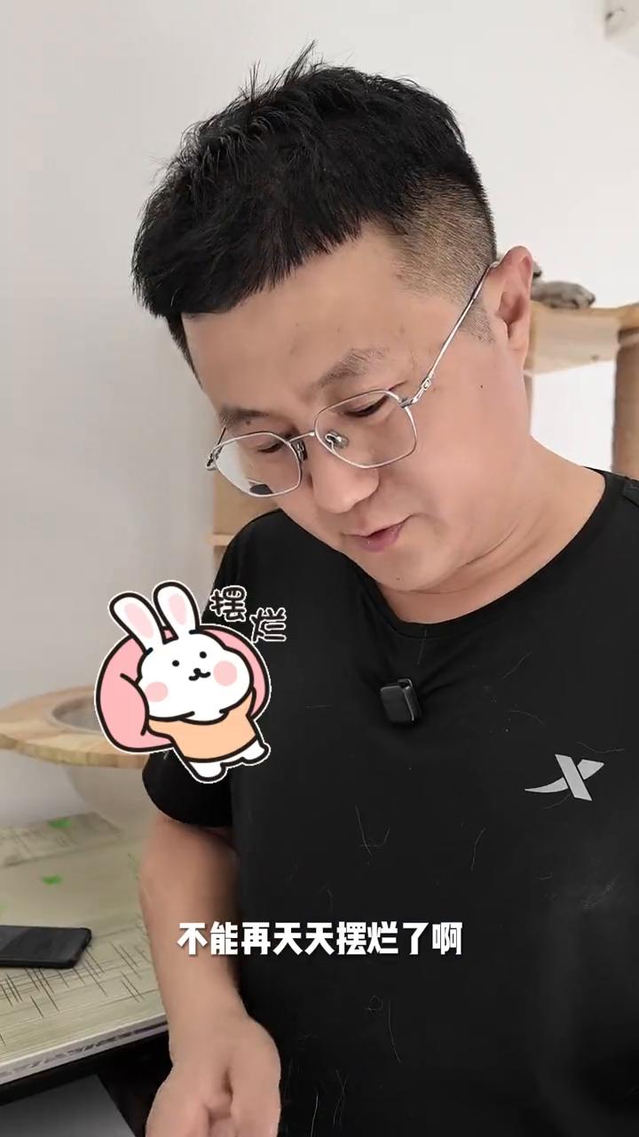 大白的新的一年可不能再躺平猫生了，主要是担心我的钱包是越来越瘪，你的体重是越来越