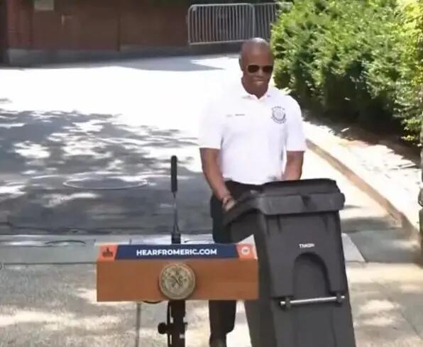 美国纽约史诗级突破：引进带盖垃圾桶，被吹成世纪创新和革命性创新，市长直呼颠覆百年