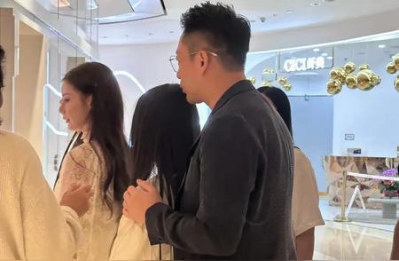 11岁玥儿“时尚开挂”！逛个街美成豪门千金，汪家团聚甜过偶像剧！
开篇暴击
复活