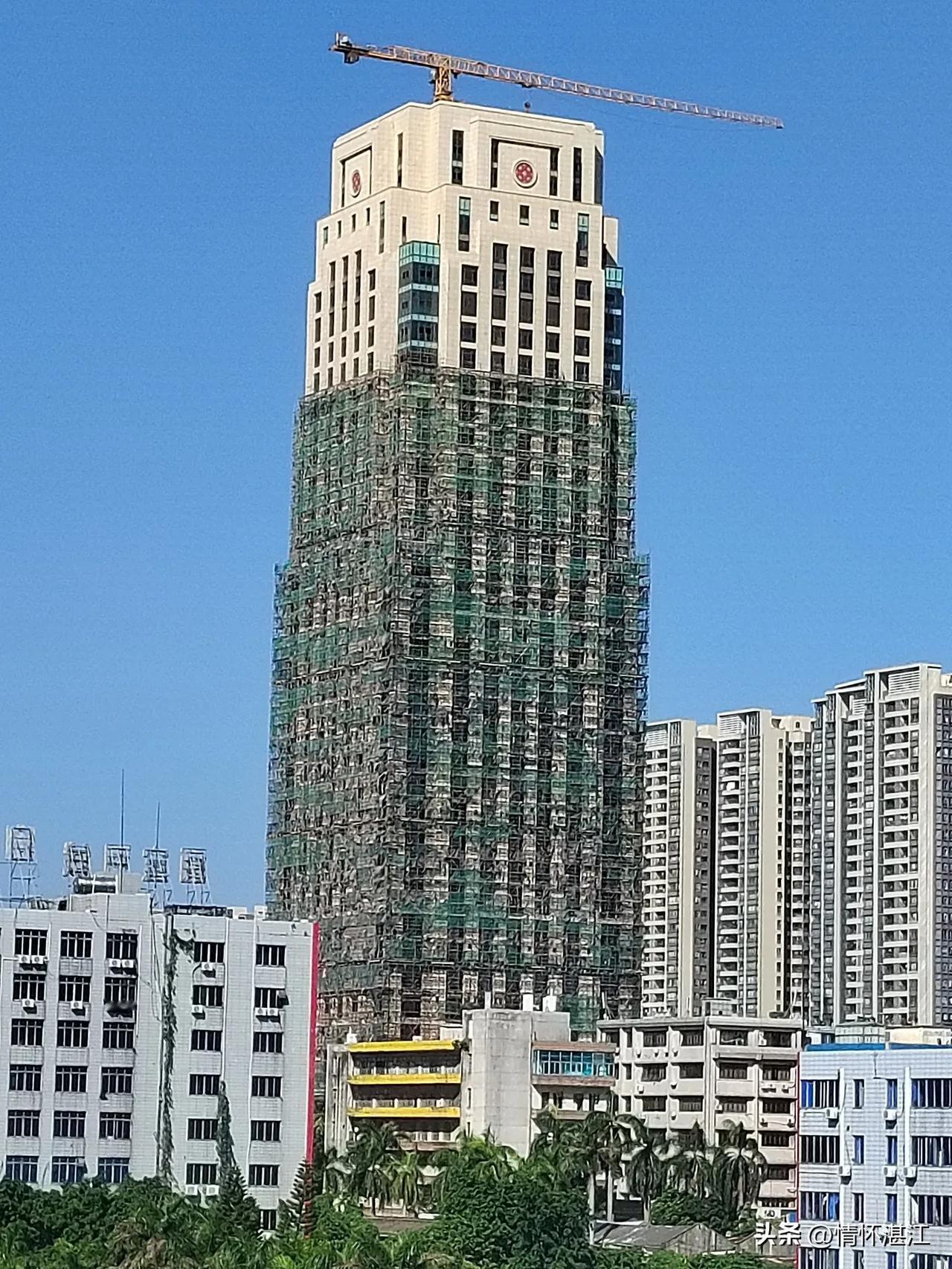 秋高气爽，阳光灿烂，从远处眺望广东南粤银行湛江总部大厦的外观，令人赏心悦目。广东