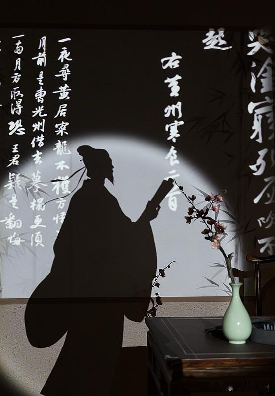 《资治通鉴》：人这辈子最危险的两个敌人，

是自己的嘴和身边的熟人

先讲个真事