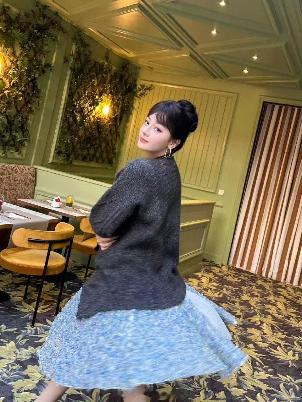 迪丽热巴裙子配拖鞋迪丽热巴裙摆旋转迪丽热巴裙子配拖鞋 ​​​
