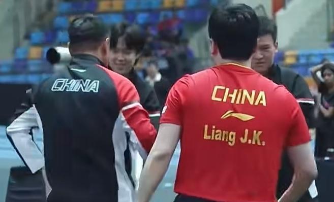 他蹲在工地角落啃馒头，手机里是女儿发来的语音：“爸爸，你什么时候回来？
”
他没