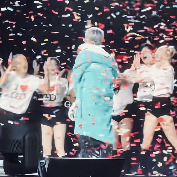 权志龙演唱会大屏 为自己而活权志龙演唱会真的好精彩，每一个内容都是告诉粉丝要为自