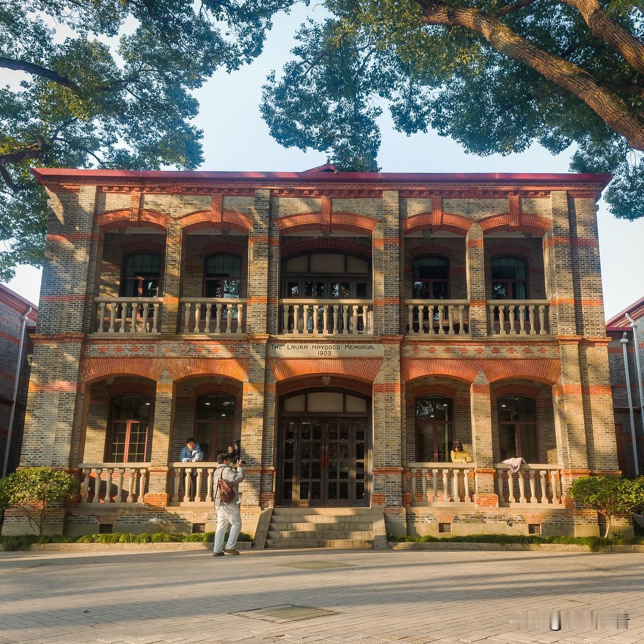 苏州大学的红楼是苏州百年民国风天花板📸
 
红砖墙➕老洋房
一整个电影氛围感拉