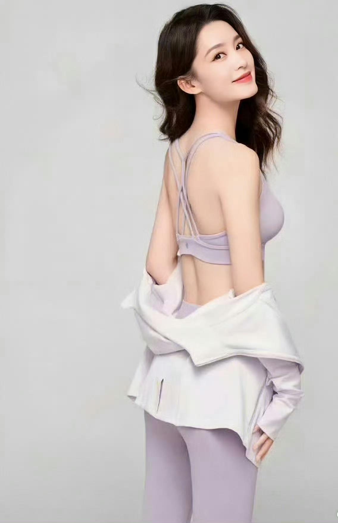 李沁内衣代言
李沁作为清冷感的代表，她还蛮容易让人产生好感的
但是怎么感觉她热度