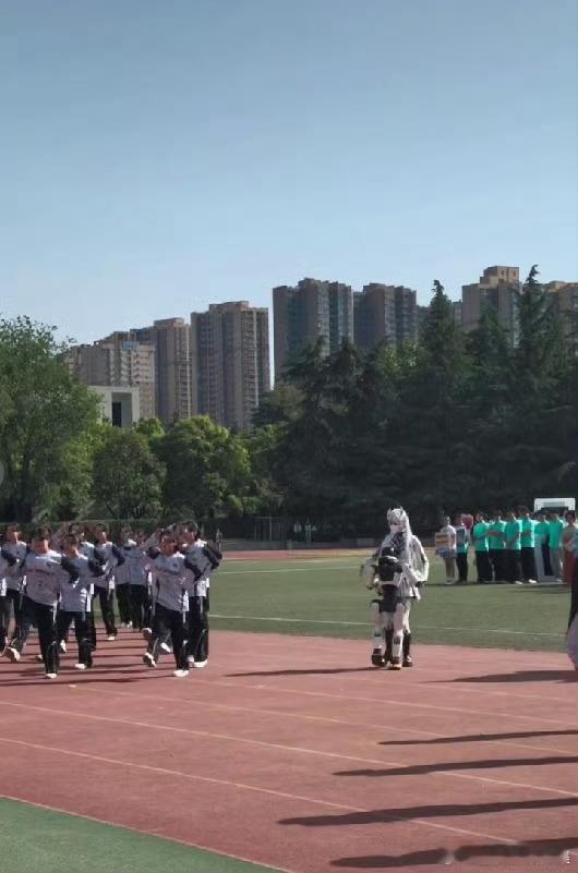 高校演出机器人突然拥抱女生一场意外拥抱，看似趣味出圈，实则敲响警钟。科技赋能校园