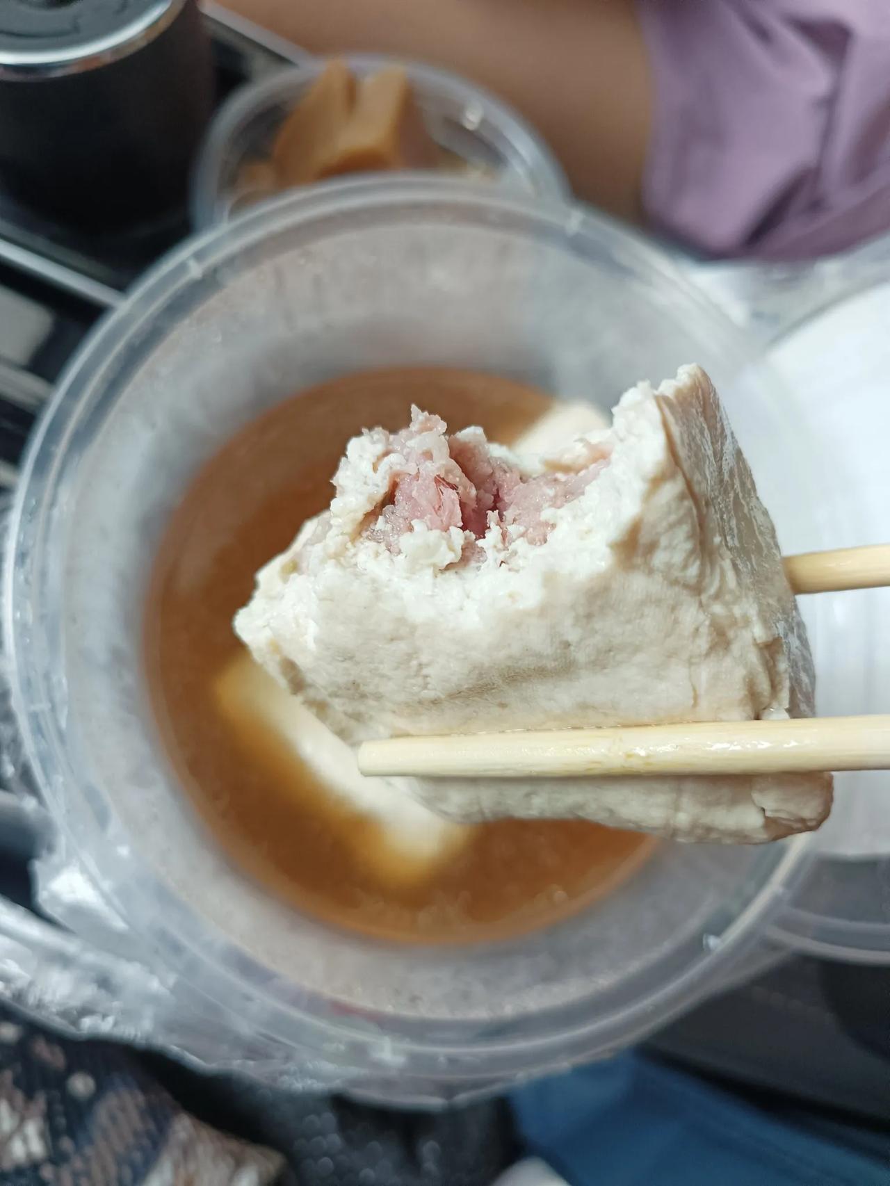 以前一直以为豆腐包就是包着豆腐的包子，今天在浙江诸暨的马剑镇买了几个豆腐包才发现