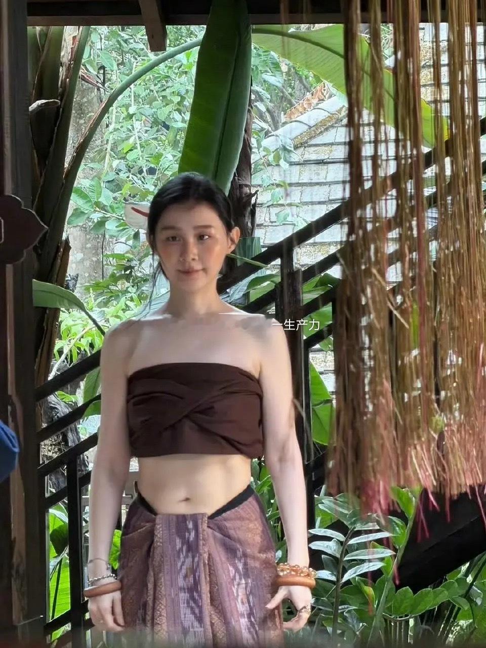 金靖怎么瘦成这样了？妈呀也瘦太多了，在马甲线都出来了，果然人只有瘦下来才知道底子
