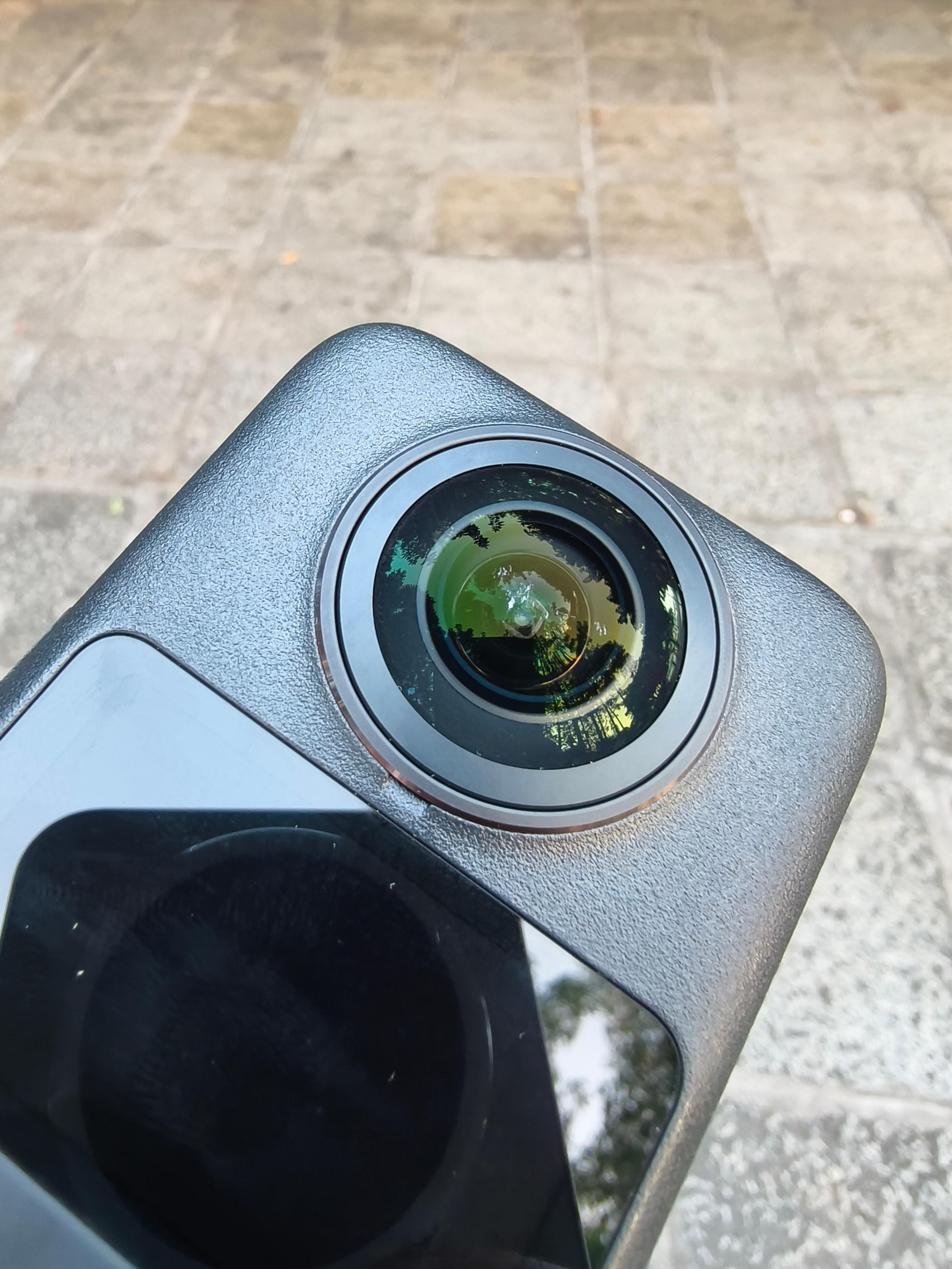 小伙伴群里发消息说起了个大早本想拍日出，结果一个没拿稳喜提大疆360首摔，镜头直