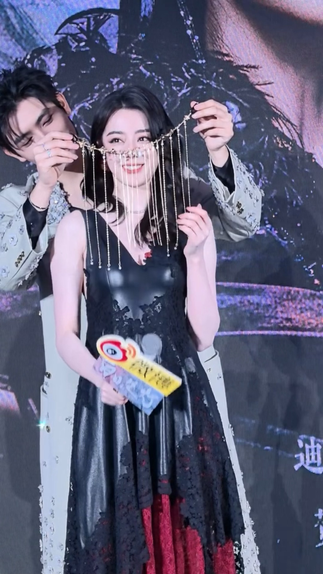 白日提灯陈飞宇给迪丽热巴戴面帘，热巴还原台词我的法度不可忤逆，思胥万千正宗姐狗味