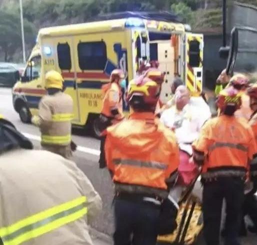香港巴士司机遭铁棍插胸仍冷静停车，2025年9月15日下午5时许，香港青朗公路大