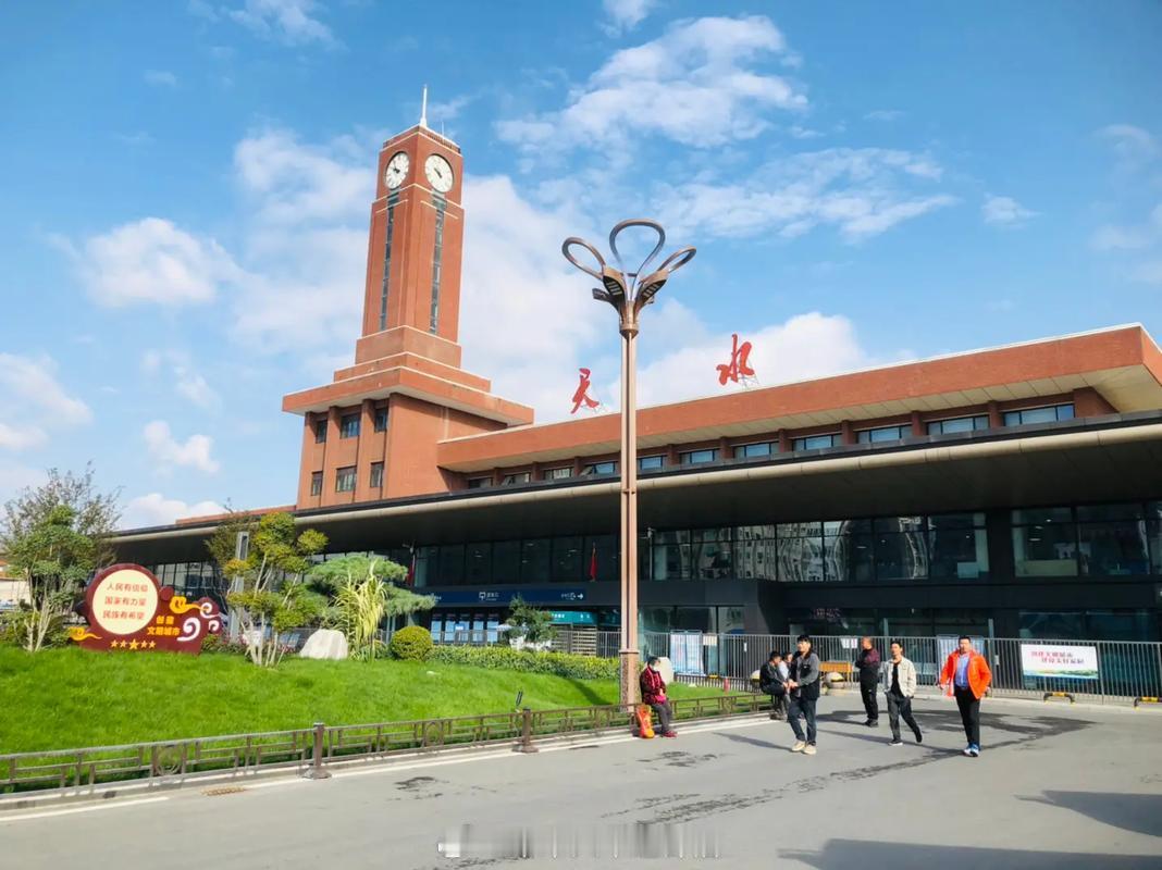 铁路一日一站【天水站】位于甘肃省天水市麦积区陇昌路东1号，始建于1945年。隶属