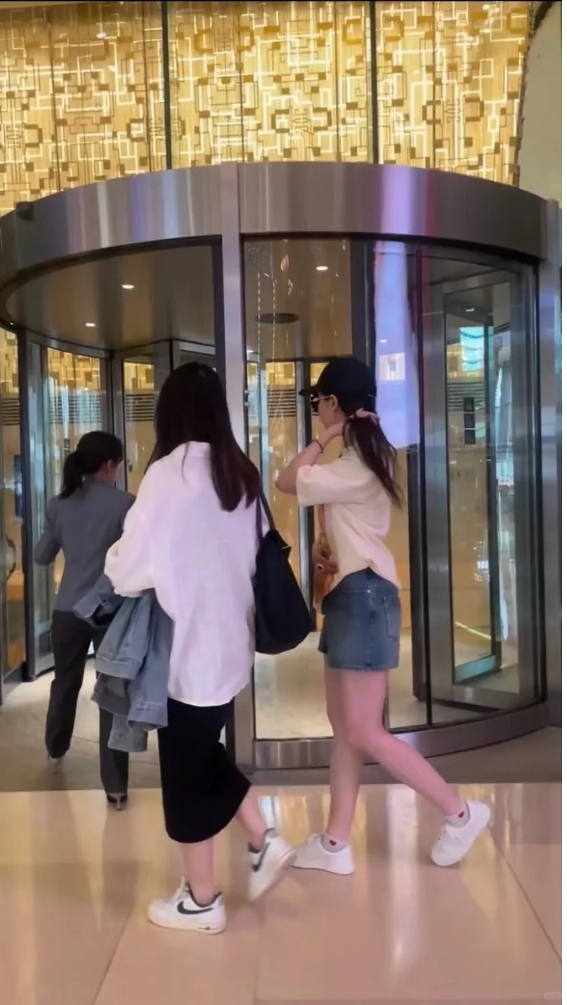 刘亦菲你莫不是批发了这个爱心袜子吧