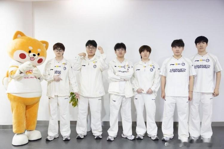 晋级骑士之路后Theshy和Rookie都发了动态：西安见，后面的比赛加油！iG