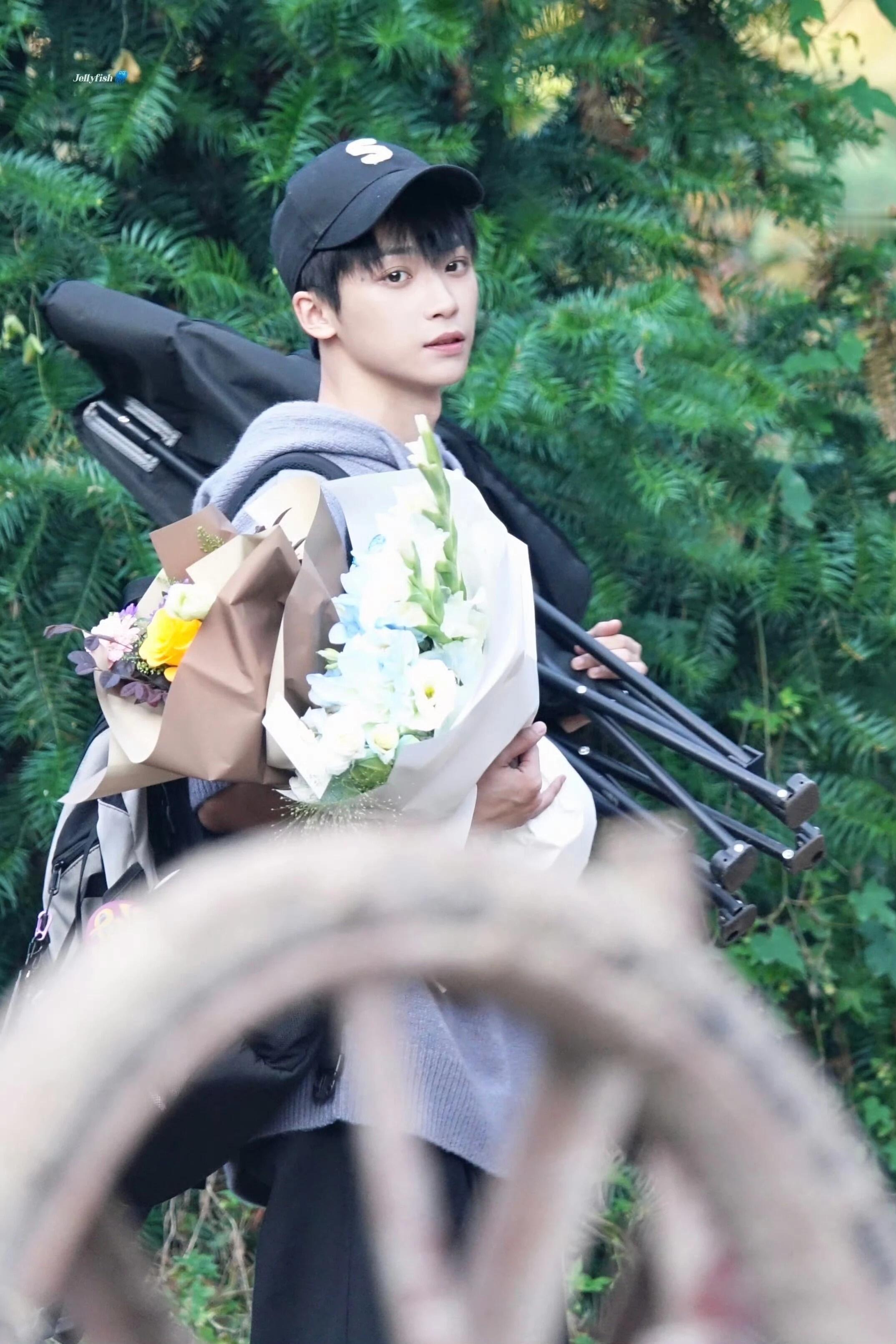 他在的时候你是不用自己扛椅子的 ​​​