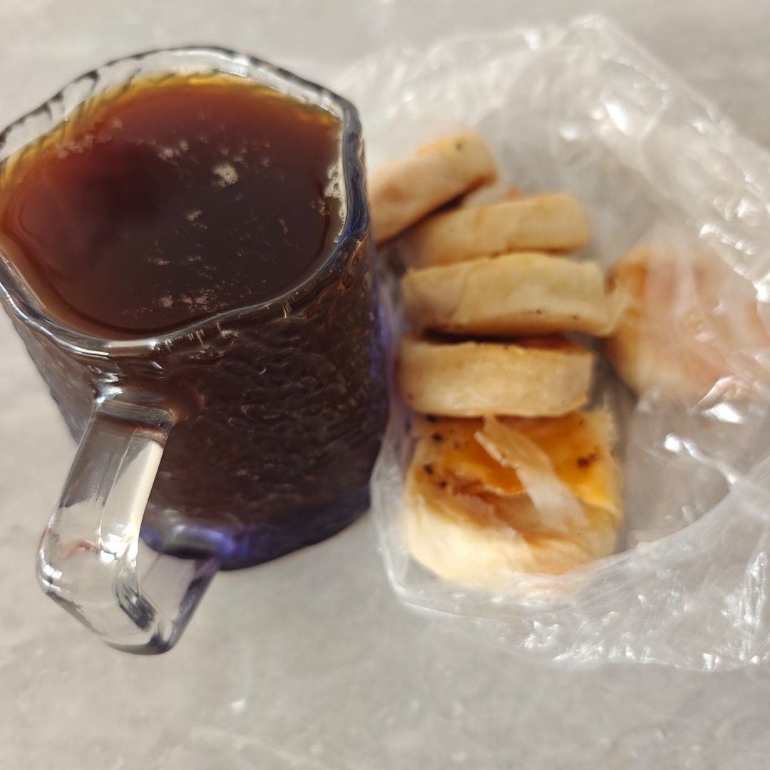 一杯美式咖啡☕两块潮汕绿豆饼就当是早餐啦啦啦 ​​​