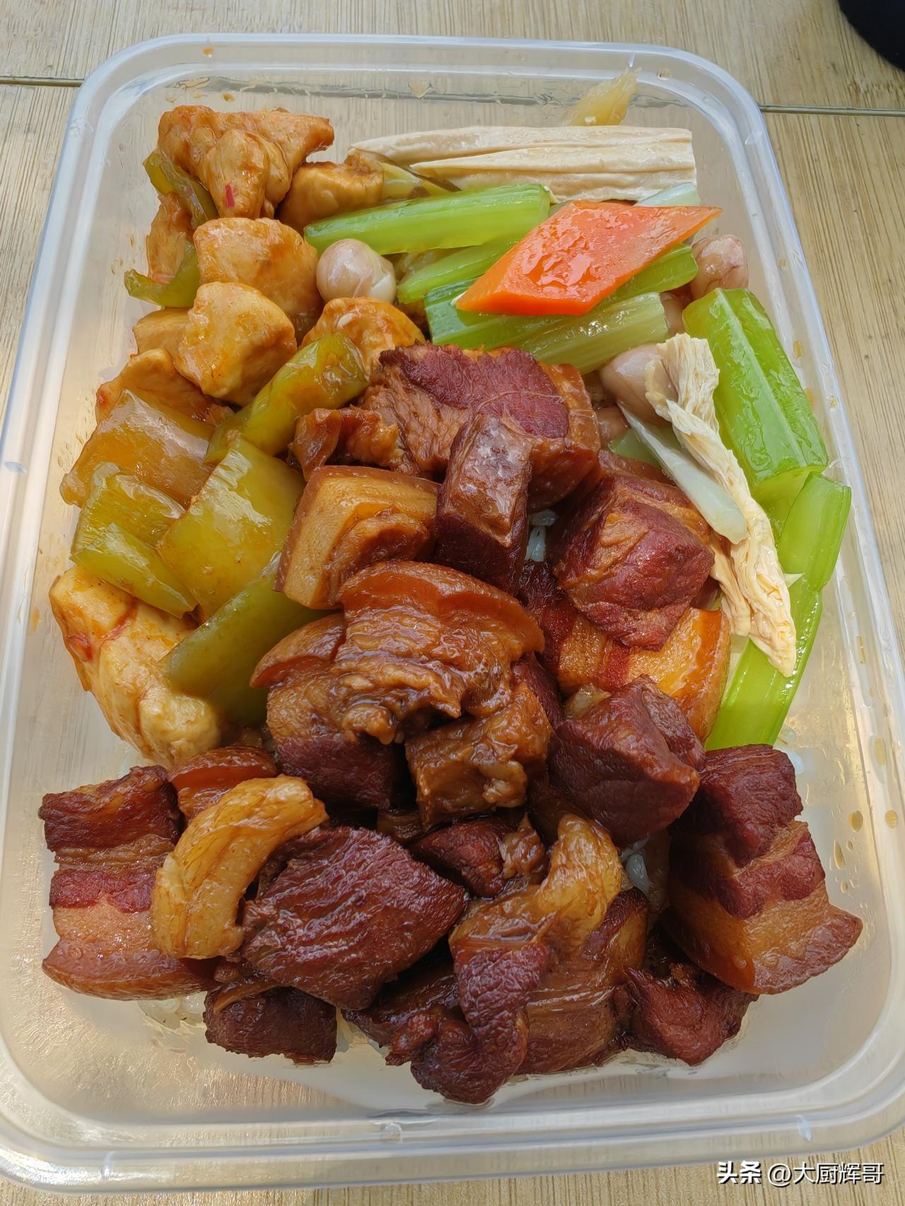 夏日生活打卡季打卡滨州北杨市场的东北盒饭，有四个菜可以选择，辣子鸡丁、红烧肉、芹
