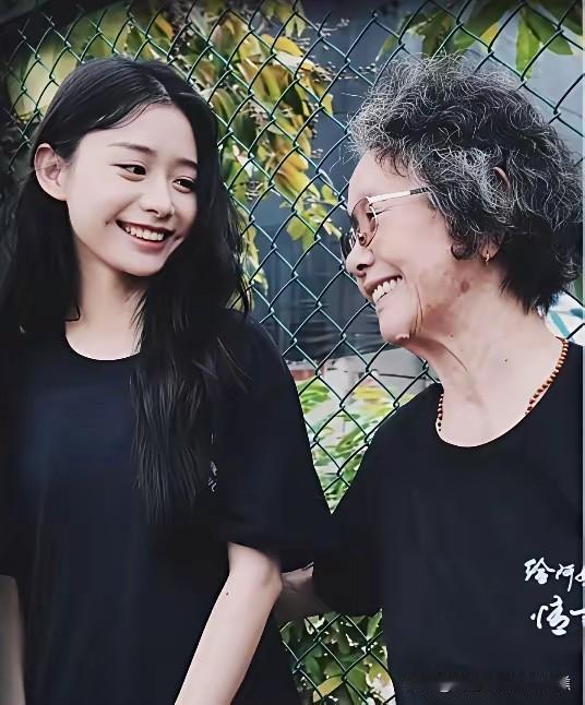 《给阿嬷的情书》里，年轻淑柔和年老淑柔。​年轻的淑柔和老年淑柔确实有些像，脸型，