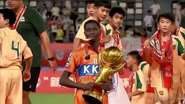 3万人现场看一个10岁孩子踢球。7场进24球，决赛独进6球。看完之后大家的反应不