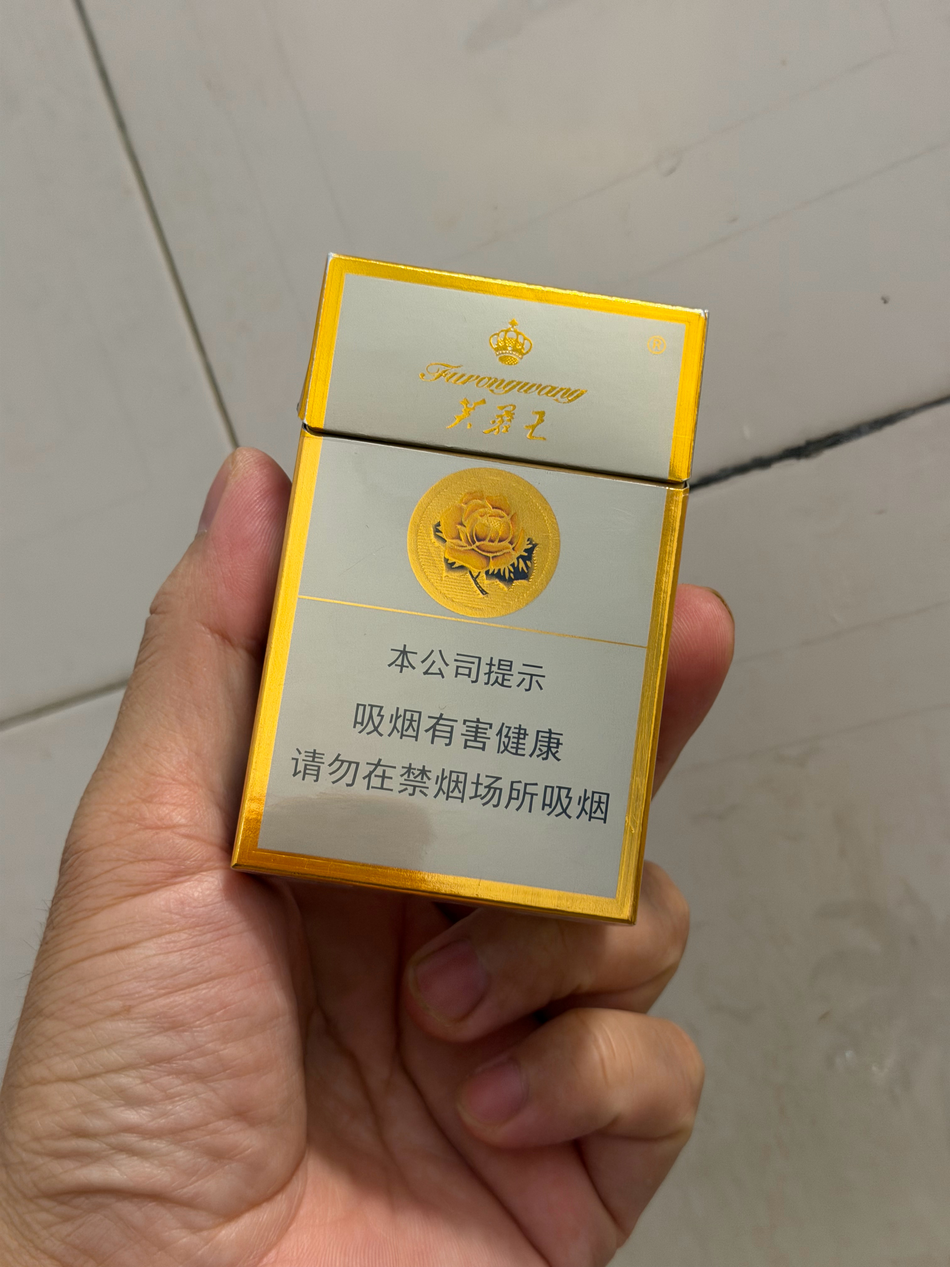 我不会抽烟，但是回村之后，我必须要买一盒装兜里，遇见村里大爷，就是递上一根，大爷