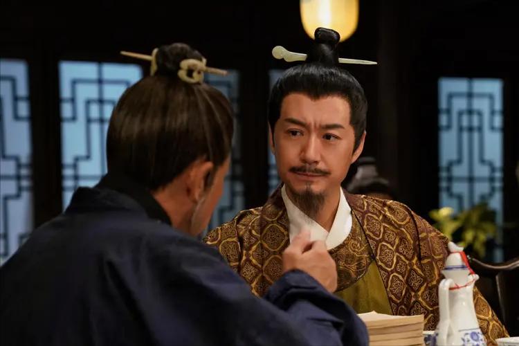 公元9年，长安城，未央宫。一个七十多岁的老太太，把手里的玉玺狠狠摔在地上。

她