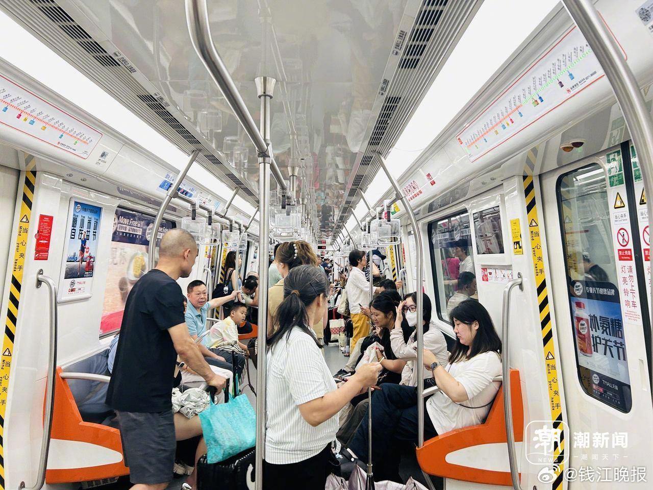#乘客吐槽夏天的地铁车厢有点臭#  “夏天脚臭汗臭为一体，一进地铁车厢各种臭味扑