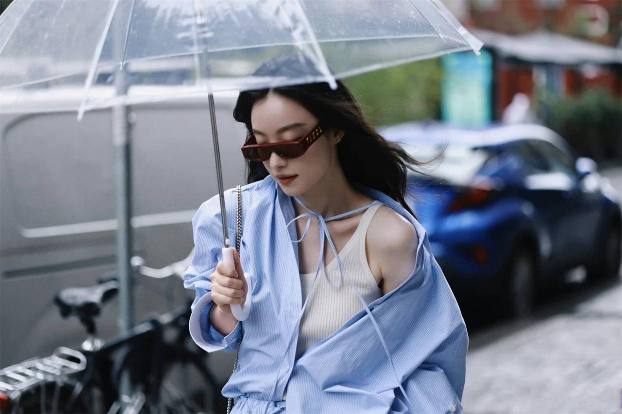 42岁佟丽娅的迪士尼卡其色套装与倪妮的慵懒街拍引爆松弛感风潮——真正的松弛感穿搭