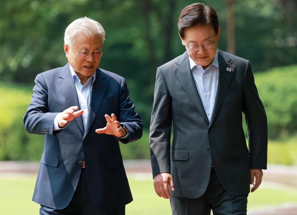 战胜“魔咒”的文在寅重回青瓦台，李在明毕恭毕敬，全程虚心讨教
 
众所周知，韩国