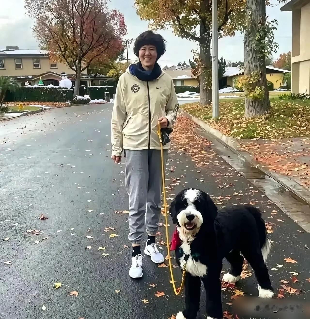 中国女排前主教练郎平在自己的美国家小区遛狗，穿的休闲时尚，看起来人非常的轻松，也