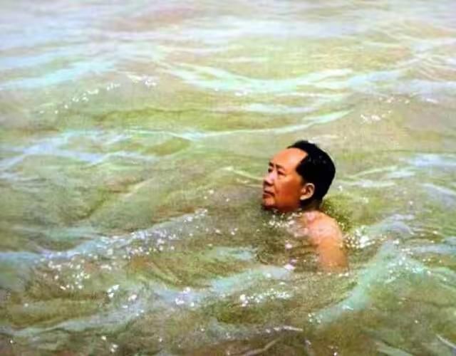 伟人留下来的游泳照
您曾记否？
到中流击水，浪遏飞舟！自信人生一百年，会当击水三