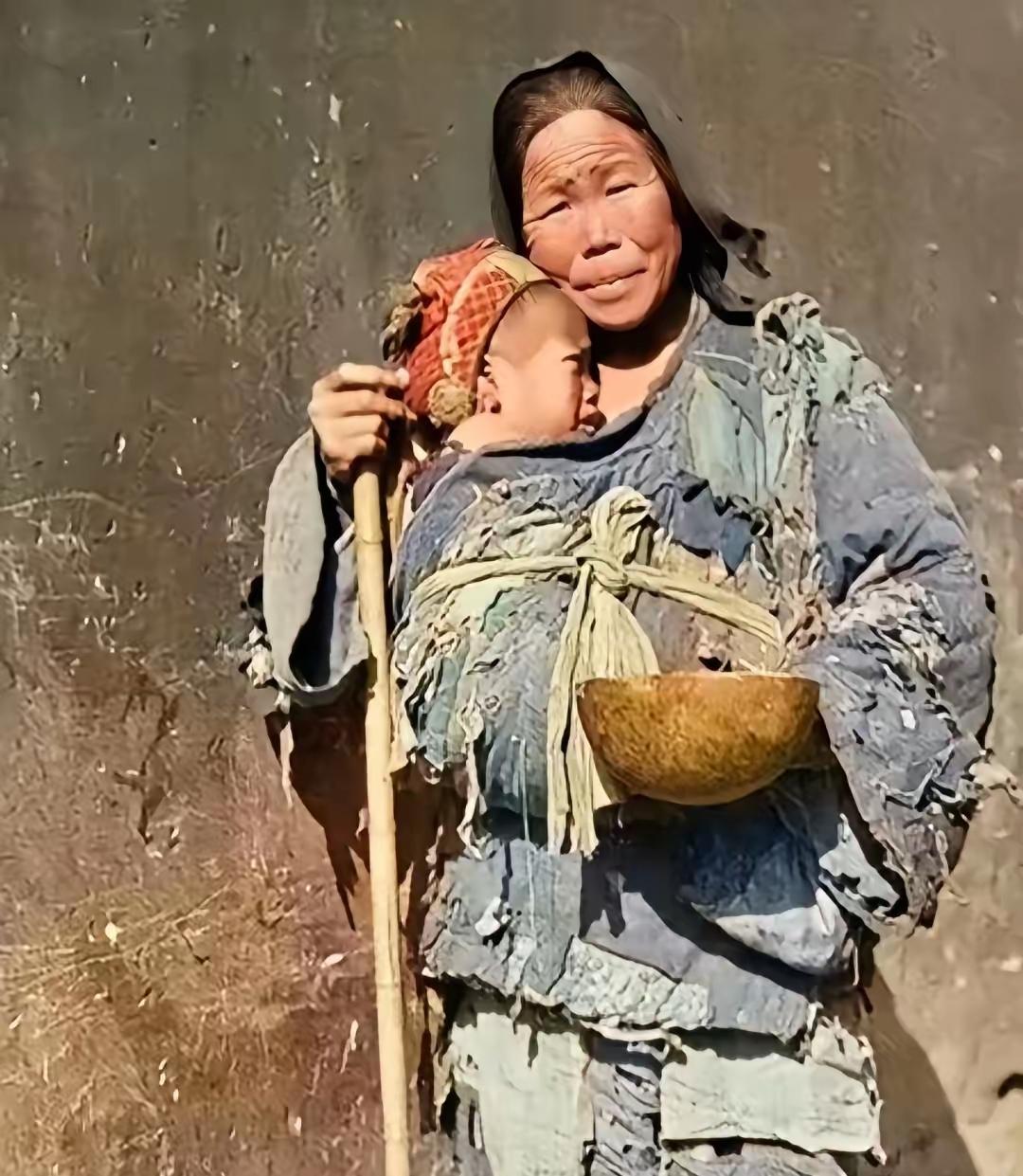 [月亮]烈士遗孀朱引梅，背着黄金乞讨10年，她带着9个月的孩子背着1斤2两黄金，