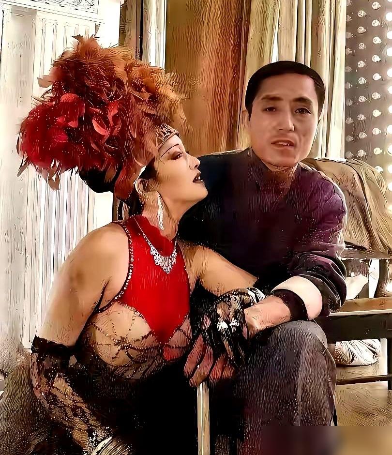 她肩带崩了，她虎背熊腰！红毯女星内衣都快飞了，却没巩俐20年前穿得有力量？
赵