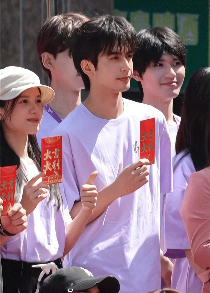 野狗骨头 你们夏威仪开机第一天就这么默契了？？ ​​​
